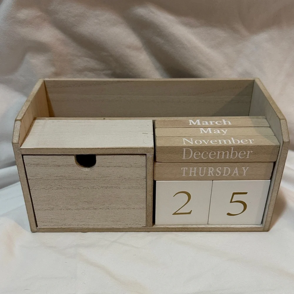 NWOT Rustic Cream Colored Wooden Calendar Mail Organizer - Picture 1 of 9